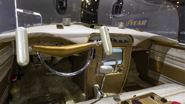 Нека се върнем към онези електронни системи, които колата е била замислена да покаже. Както виждате, тя няма волан. Вместо това в кабината има вдъхновен от самолетите лост за ускоряване, спиране и управление, а автоматичната спирачна система използва сензори за откриване на потенциални обекти по пътя.